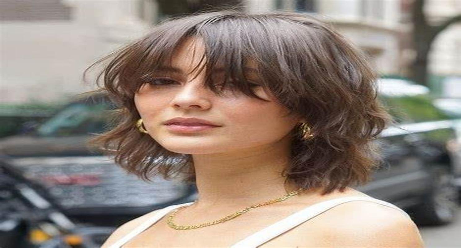 Medium Dark Brown Wolf Cut With Bottleneck Bangs